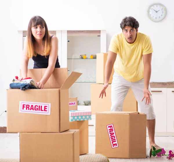 Junges Paar zieht mit zerbrechlichen Dingen in neue Wohnung — Stockfoto