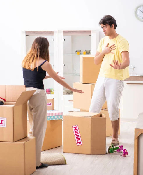 Jovem casal se mudando para novo apartamento com coisas frágeis — Fotografia de Stock