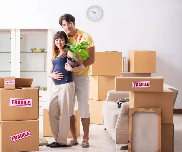 Молода пара переїжджає на нову квартиру з крихкими речами — стокове фото