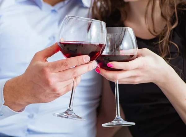 Jovem par bebendo vinho em conceito romântico — Fotografia de Stock