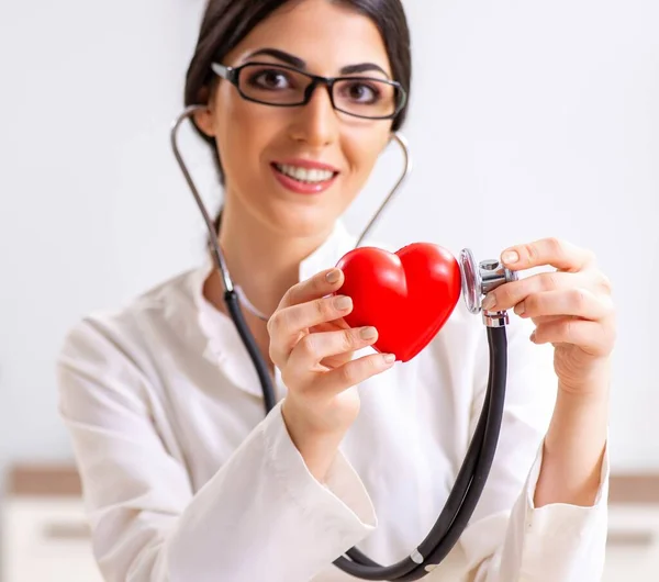 Jovem médico no conceito de cuidados cardíacos — Fotografia de Stock
