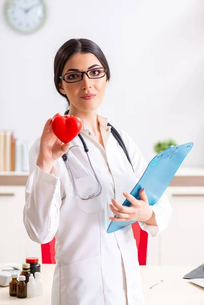 Joven doctor en concepto de cuidado del corazón —  Fotos de Stock