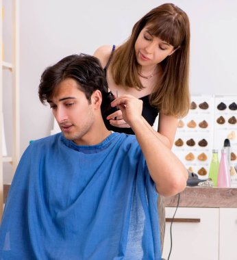 Genç çekici adam bayan berberi ziyaret ediyor.