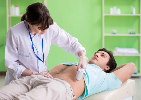 Jovem radiologista visitante para procedimento de ultrassom — Fotografia de Stock