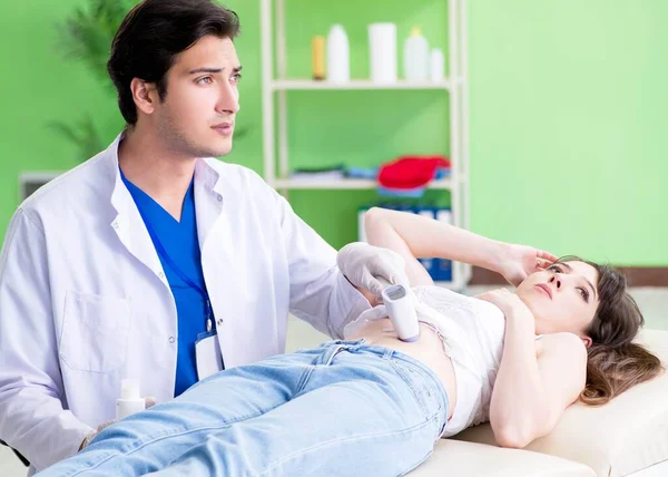 초음파 검사를 받으러 방사선학자를 방문하는 임신부 — 스톡 사진