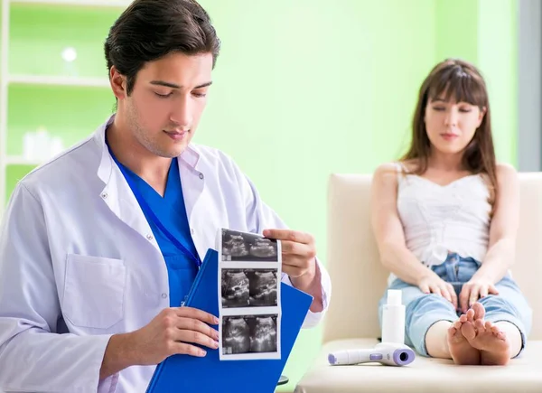 Беременная женщина, посещающая рентгенологию для УЗИ — стоковое фото