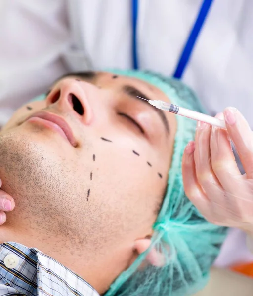 Пластичний хірург готується до операції на обличчі людини — стокове фото