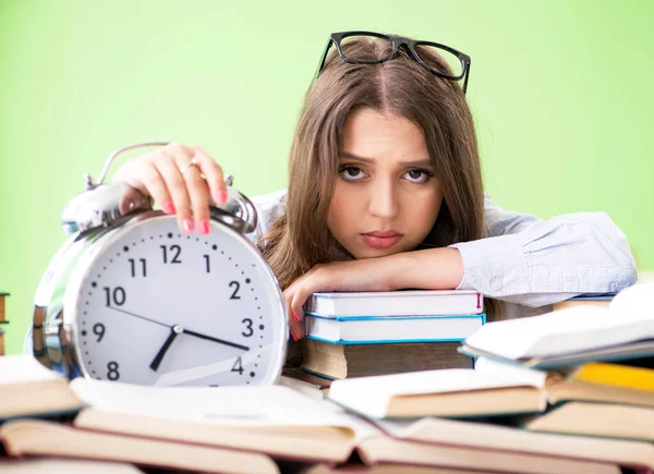 若い女性の学生は、時間内に多くの本と試験の準備 — ストック写真