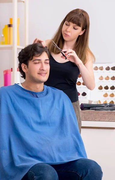 Jovens atraem homem visitando barbeiro feminino — Fotografia de Stock