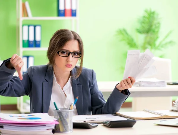 Female financial manager working in the office — Stock Photo, Image