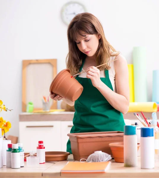 Giovane donna decorazione ceramica in laboratorio — Foto Stock