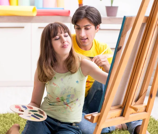 Jong paar genieten van schilderen thuis — Stockfoto