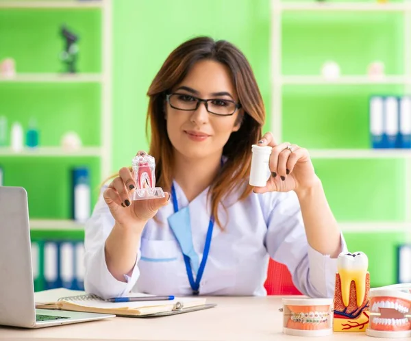 Mujer dentista trabajando en implantes dentales — Foto de Stock