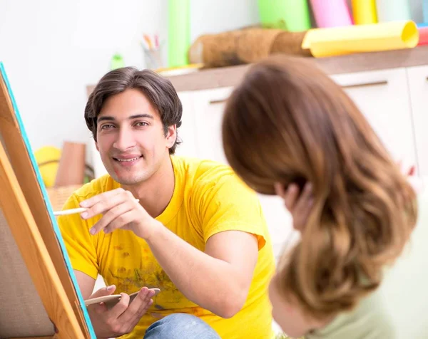 年轻夫妇喜欢在家里画画 — 图库照片