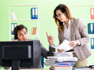 Ofiste çalışan iki meslektaşım.