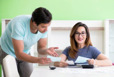 Genç aile kişisel finansla boğuşuyor