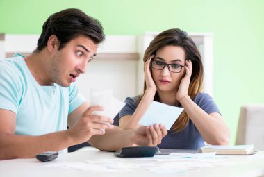 Genç aile kişisel finansla boğuşuyor