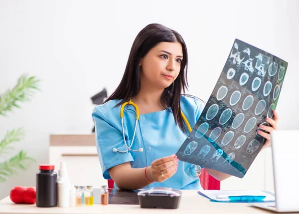 Ung vacker kvinnlig läkare som arbetar på kliniken — Stockfoto