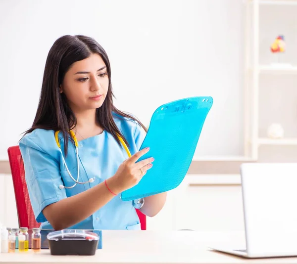 Joven hermosa doctora que trabaja en la clínica — Foto de Stock