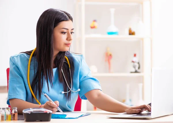 Jonge mooie vrouwelijke arts werkzaam in de kliniek — Stockfoto