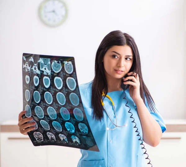 Jonge mooie vrouwelijke arts werkzaam in de kliniek — Stockfoto