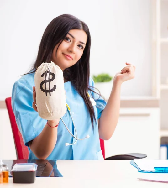 Young beautiful female doctor working in the clinic — Stock Photo, Image