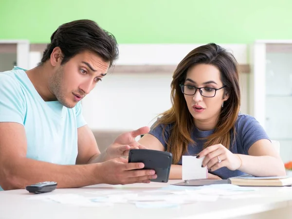 Giovane famiglia alle prese con la finanza personale — Foto Stock