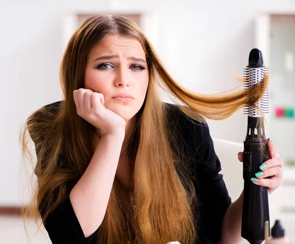 Jovem mulher tendo um dia de cabelo ruim — Fotografia de Stock