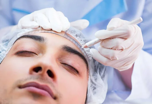 Médico midiendo pacientes cara antes de cirugía plástica — Foto de Stock