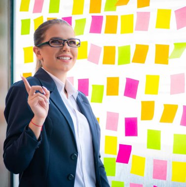 Çelişkili öncelikleri olan güzel bayan çalışan.