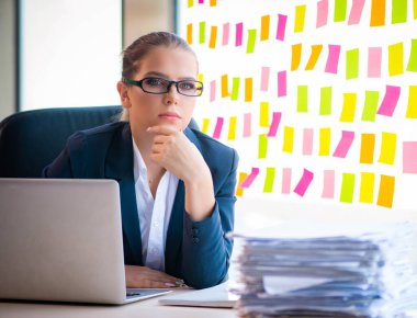 Çelişkili öncelikleri olan güzel bayan çalışan.