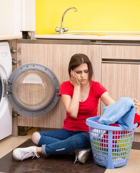 Женщина стирает дома — стоковое фото