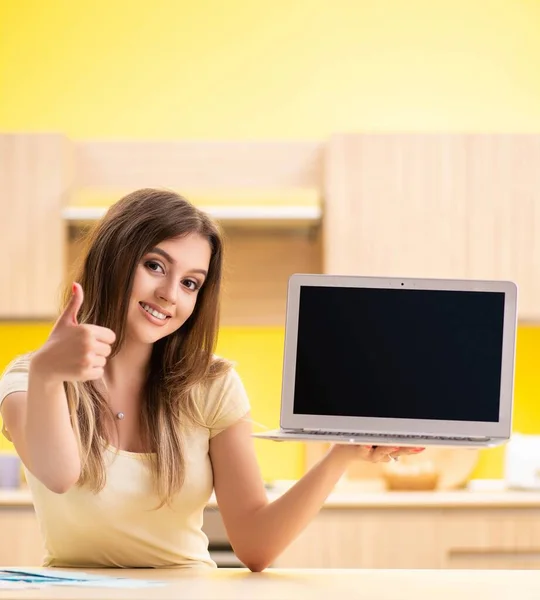 Woman blogger presenting on her laptop — Stock Photo, Image