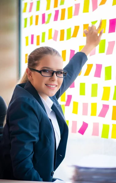 Hermosa empleada con muchas prioridades contradictorias — Foto de Stock