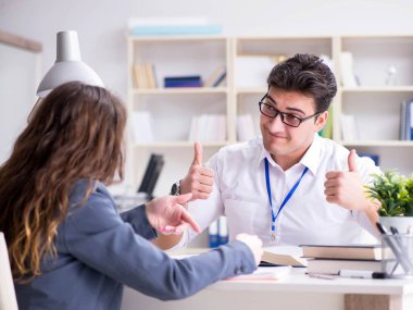 Satış yardımcısı müşteriyle işlemi tartışıyor