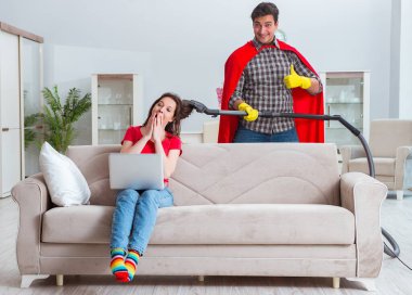 Süper kahraman koca karısına evde yardım ediyor.