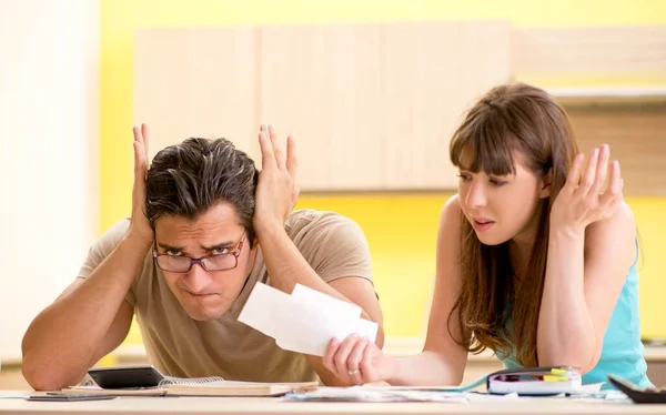 Familia joven luchando con las finanzas personales — Foto de Stock