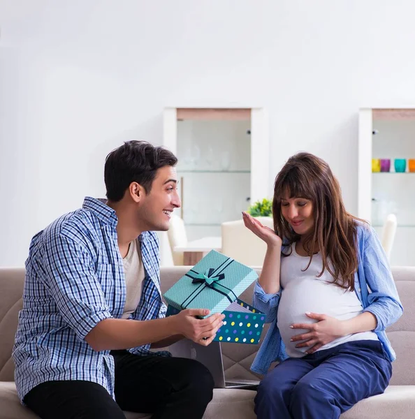 Familia feliz celebrando el embarazo en casa —  Fotos de Stock