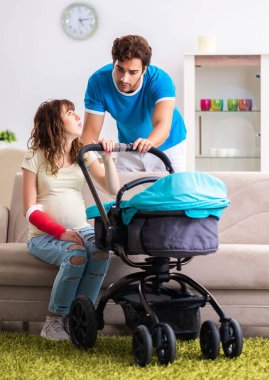 Yeni bir bebek bekleyen genç ebeveynler.