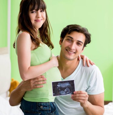 Genç aile hamileliği öğreniyor.