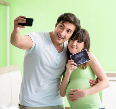 Genç aile hamileliği öğreniyor.