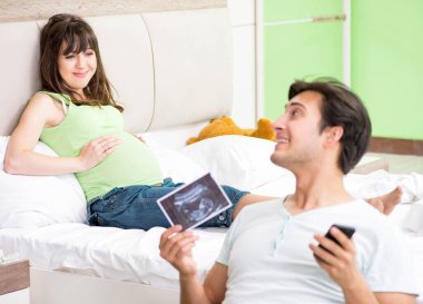 Genç aile hamileliği öğreniyor.