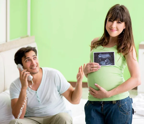 Familia joven averiguando sobre el embarazo —  Fotos de Stock