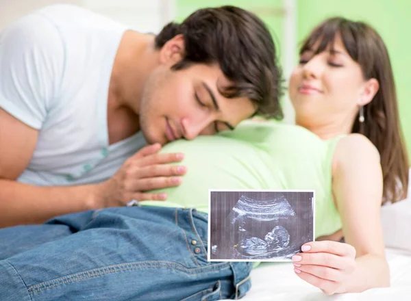 Junge Familie erfährt von Schwangerschaft — Stockfoto