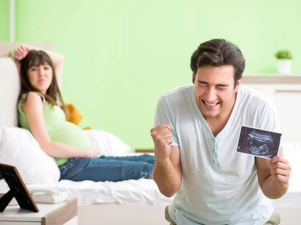 Молодая семья узнает о беременности — стоковое фото