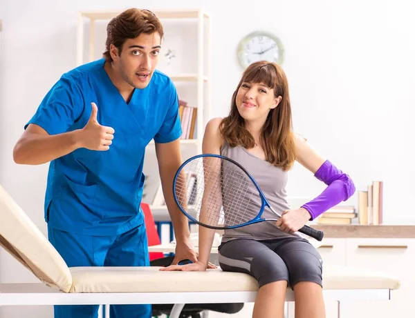 Молодий тенісист відвідує лікаря травматолога — стокове фото