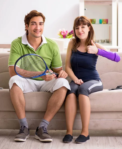 Mann und Frau diskutieren über Ellbogengurt — Stockfoto