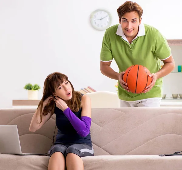 Homem e mulher discutindo lesões esportivas — Fotografia de Stock