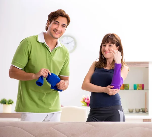 Man en vrouw bespreken elleboogband — Stockfoto