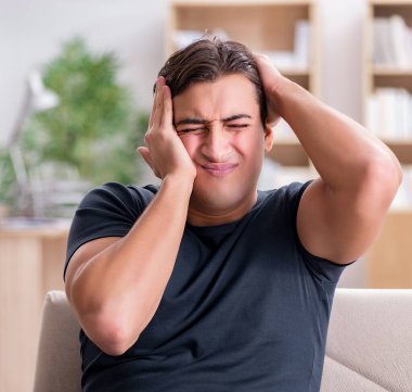 Acı çeken genç yakışıklı adam.